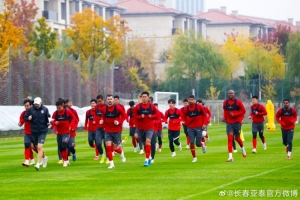 长春气温骤降 亚泰将士训练热情不减