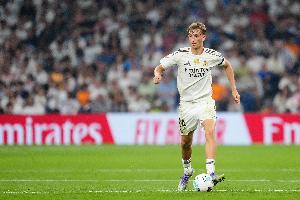 记者：受伤的赫伊森仍然来到皇马训练基地，他希望尽快恢复