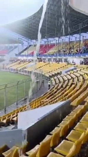 印度特色……果阿的主场看台水流入注，球场顶棚形同虚设