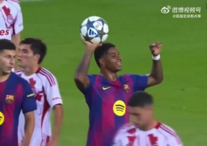 【高情商】梅开二度的拉什福德将比赛用球扔给帽子戏法的费尔明