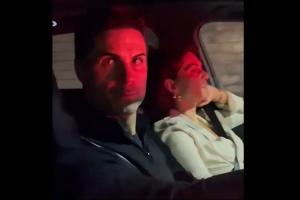 成固定景点了🤣阿尔特塔驾车被球迷堵住，妻子翻白眼无奈扶额