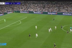 尤文连续配合反击，卡卢卢传中被阿森西奥解围