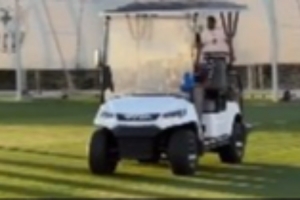 无证上路😂18岁亚马尔开着高尔夫球车，在球场上炫车技