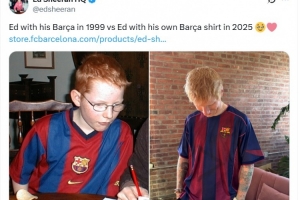 歌手黄老板晒出自己8岁和34岁身穿巴萨球衣的照片