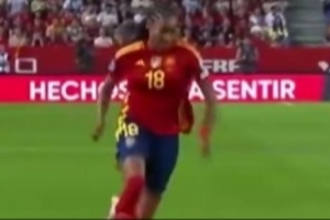 重伤！世体：西班牙女足前锋帕拉略洛左膝可能脱臼，将接受检查