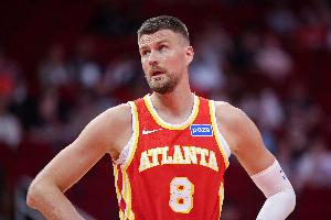 名记：波津对留老鹰持开放态度 双方未就提前续约进行实质性谈判