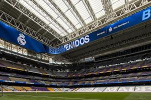 🏟️大战在即！皇马官方晒照：伯纳乌顶棚已关闭，静待国家德比