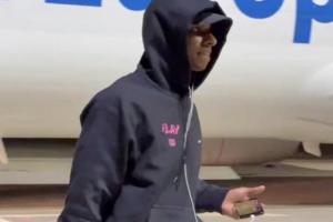 👀心系老东家？拉什福德下飞机被拍到在看球，球迷认为是看曼联