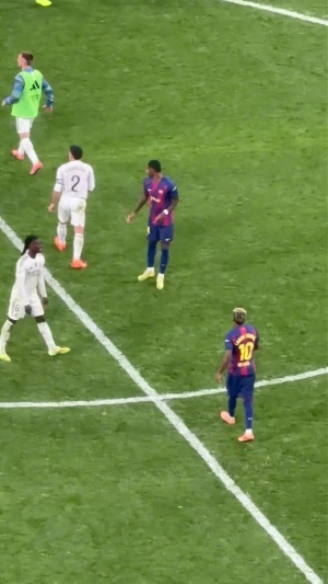 🎥看台视角看冲突起因：卡瓦哈尔与亚马尔隔空叫板，队友拉架