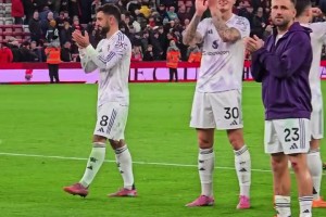 客场赢下双红会！红魔球员与球迷一起分享胜利的喜悦