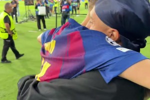 费尔明帽子戏法获全场最佳，拉菲尼亚赛后给予爱的抱抱🙈