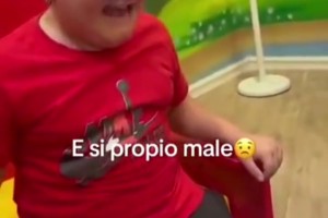 被送尤文队徽的生日蛋糕，这位国米小球迷的反应太真实了🤭