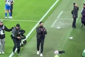 C罗当年在国家德比上脚后跟挑球过掉皮克，皮克有点无奈🫠