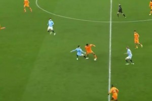 太振奋人心了！名场面：克雷桑天神下凡助泰山队晋级！