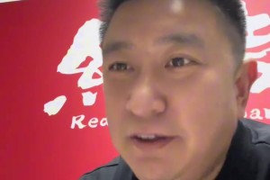 球迷恶搞：中超夺冠一条街，打听打听谁是爹？😂