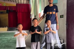 万项在塞尔维亚U19联赛里简直是大腿级碾压！直接就是核心!!