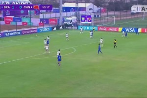 逃过一劫！张克璨背后放倒对手送点，但巴西罚丢点球