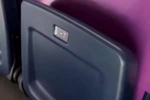 基本是最好的位置了吧？网红美女现场观战国家德比！吃的真好啊！