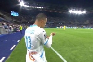 神秘白毛男出没！现场直拍：在前场闪转腾挪的竟然是阿劳霍！