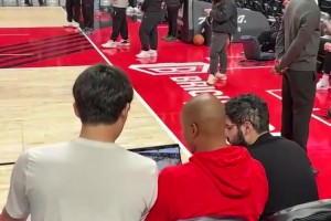 非常专注！助教给杨瀚森分析录像，小杨目不转睛仔细听讲