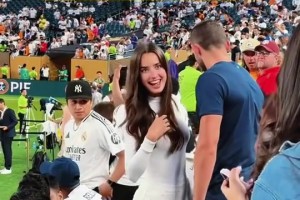 笑容真美！阿诺德漂亮女友场边看台观战，球迷都没心思看球了😂