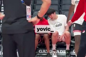 队记：杨瀚森在上场热身前，独自和教练组一起看录像、交流细节