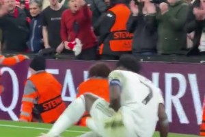 维尼修斯在和布拉德利对抗中倒地，惨遭利物浦球迷怒骂😡